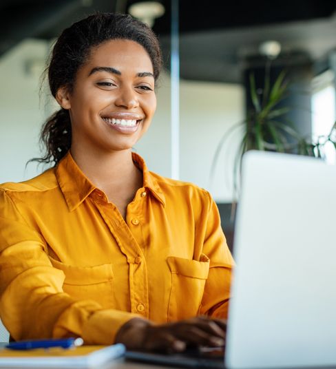 mulher mexendo no computador em um escritório